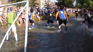 Futebol no rio… um jogo hilariante e refrescante!