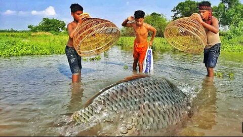 Belive this technique!boys catching big catfish by polo!