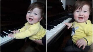 Bambino suona il piano come un vero Chopin