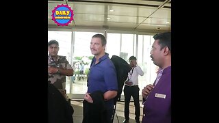 Man Vs Wild Edward Michael Bear Grylls Spotted At The Airport Flying From Mumbai