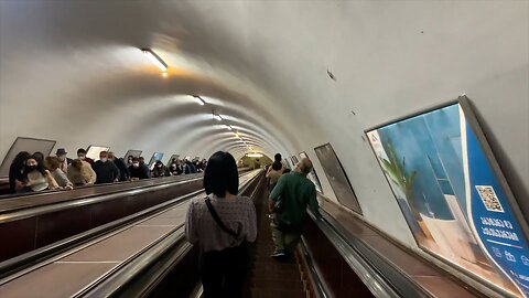 Así es como se viaja en el metro más antiguo de Europa del Este 🚇