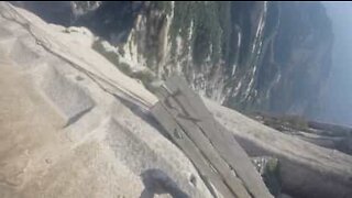 Mann krysser den farligste stien i verden