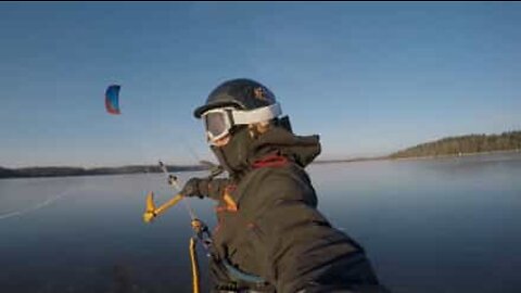 Aventureiro pratica kitesurf no gelo