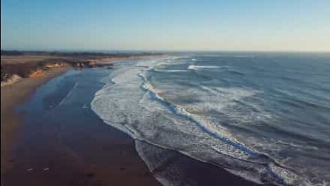 Kitesurf nas águas da Califórnia filmado por drone