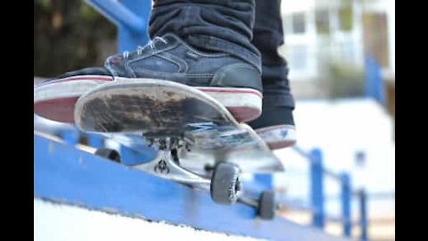 Sauter en skateboard depuis un toit, la mauvaise idée du jour