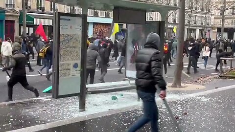 Devinez la religion de ces types qui détruisent cet arrêt de bus à Paris