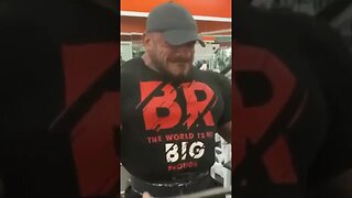 BIG RAMY COM O FÍSICO IMPRESSIONANTE TREINANDO BÍCEPS | BODYFITLIONS