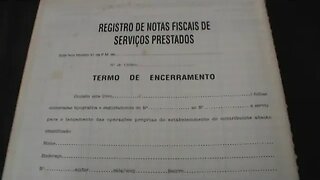 DIA-13/05/2022-11hs- ESCRITORIO -LIVROS DOCUMENTOS GUARDADOS POR VARIOS ANOS - LIMPEZA-LIXO