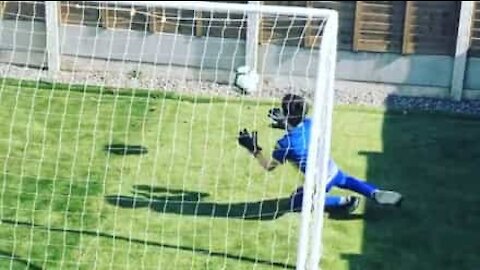 Dreng finder kreativ løsning, så han fortsat kan spille fodbold