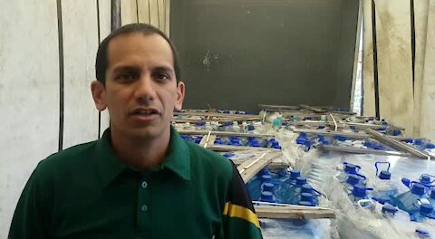 SOUTH AFRICA - Cape Town - Gift of the Givers load water for Grahamstown (Video) (FQG)