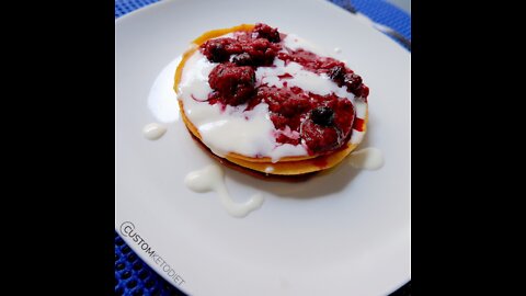 Keto Cream Cheese Pancakes with Berries Compote 🥞🧀🥞