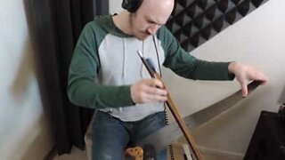 Homem usa serra como violino para tocar "The Legend of Zelda"