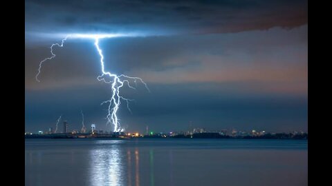 strong storm hit the city with strong gusts of wind