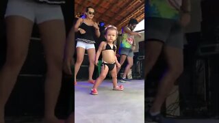 SUBI NO PALCO PELA PRIMEIRA VEZ , CONCURSO DE DANÇA #infantil #meme #viral #rir #bebe #dancinha #fy