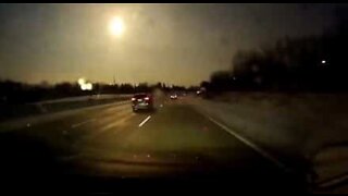 La caduta di un meteorite filmato da un'auto in corsa