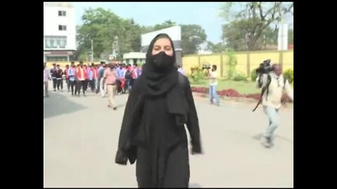 Brave Muslim Girl entering her college wearing hijab through the heckling Hindutva terrorists