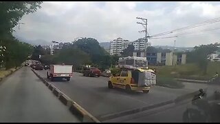 Dos imprudencias en el mismo video, ocurrió en la autopista