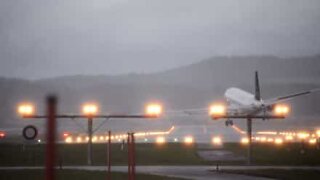 Spaventoso atterraggio a Zurigo a causa della tempesta