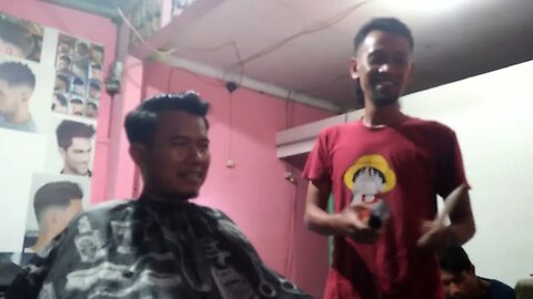 Cukur Rambut Karyawan Pabrik