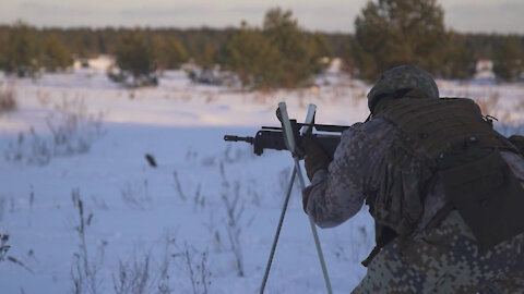 Latvian soldiers practise shooting while on skis