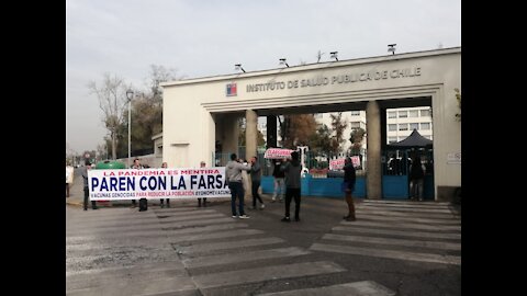 Plandemia: Protestas frente al Instituto de Salud Pública en Santiago de Chile)