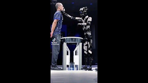 Very dangerous match between man and robot😳😳😳😳😳..follow and like my account
