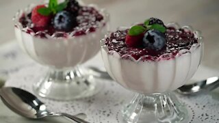 Yoghurt jelly with blackberry