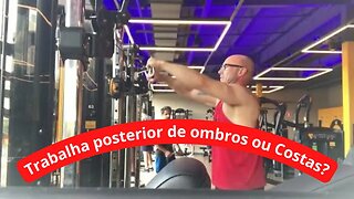 O crucifixo inverso é um exercício para ombros ou para costas?