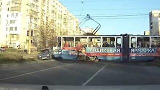 En Russie, une voiture percutée de plein fouet par un tramway