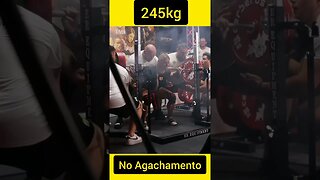 Ela com menos de 80kg agacha com 245kg!!! 👏🏻👏🏻