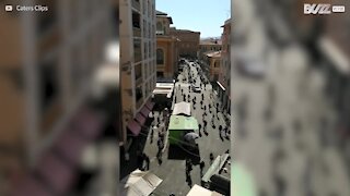 Várias pessoas passeiam nas rua de Itália em plena quarentena
