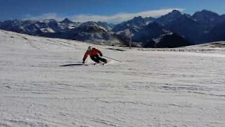 Un saut à ski finit en roulade dans la neige