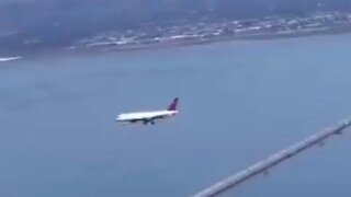 Glitch - Plane frozen in mid air over San Francisco was filmed by a passenger of another plane.✈️