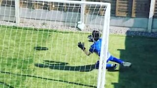 Plus de match de football? Cet enfant a trouvé la parade