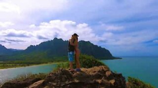 Pedido de casamento no topo de um ilhéu no Havai