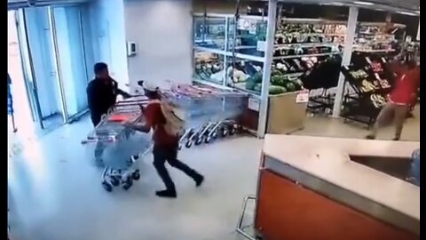 Shoplifter knocked out by a 2 liter bottle thrown by a store employee