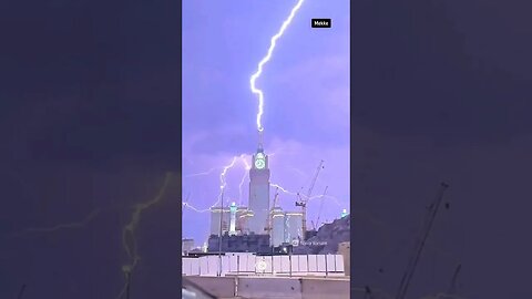 Shocking footage from Mecca, Saudi Arabia shows torrential rain, strong lightning.