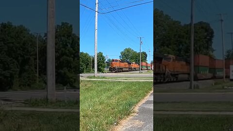 BNSF Nice Train Horn At The Crossing #train #railfan #railway #trainhorn #asmr