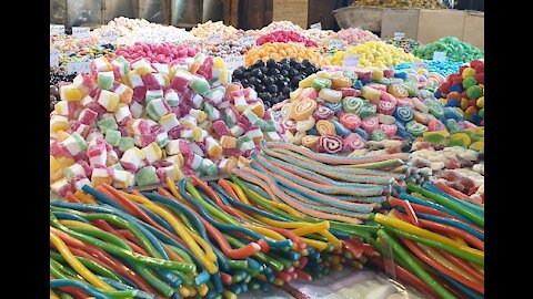 The best and most beautiful Sweets in the old markets in Syria (سوق القيمرية في دمشق القديمة في سوريا )