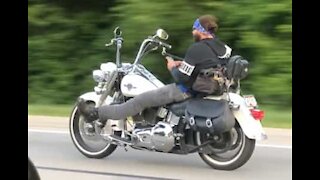 Un motard privilégie son téléphone à la route