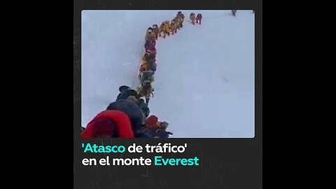 Escaladores a el Everest atrapados en enorme ‘atasco de tráfico’ humano