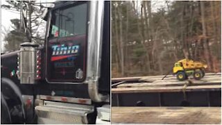 Bizzarro: camion vero dà un passaggio a un camion giocattolo