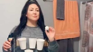 Quarentena: Mulher joga beer pong consigo mesma!
