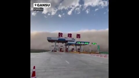 Massive duststorm engulfs city in northwest China🇨🇳 hampering visibility, disrupting traffic.