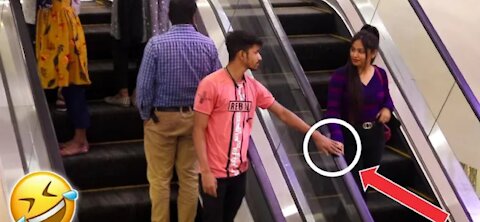PRANK 😂 TOUCHINGS STRANGERS HANDS ON THE ESCALATOR 🙌|| EPIC REACTIONS ||