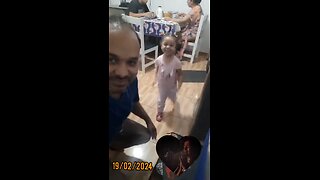 Laura beija a testa do papai #jesus #amor #crianças #fé #laurinha