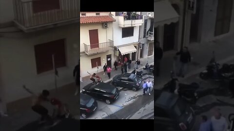 Sicilian Heroism: Locals Unite to Thwart Migrant Robbery and Protect Community