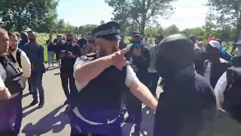 Man argues with police forcing him to leave speakers corner #metpolice