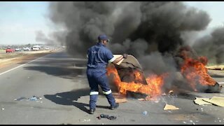 SOUTH AFRICA - Johannesburg - Eldorado Park protest turns violent (Videos) (HVs)