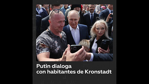 Vladímir Putin se fotografía con ciudadanos cerca de un templo